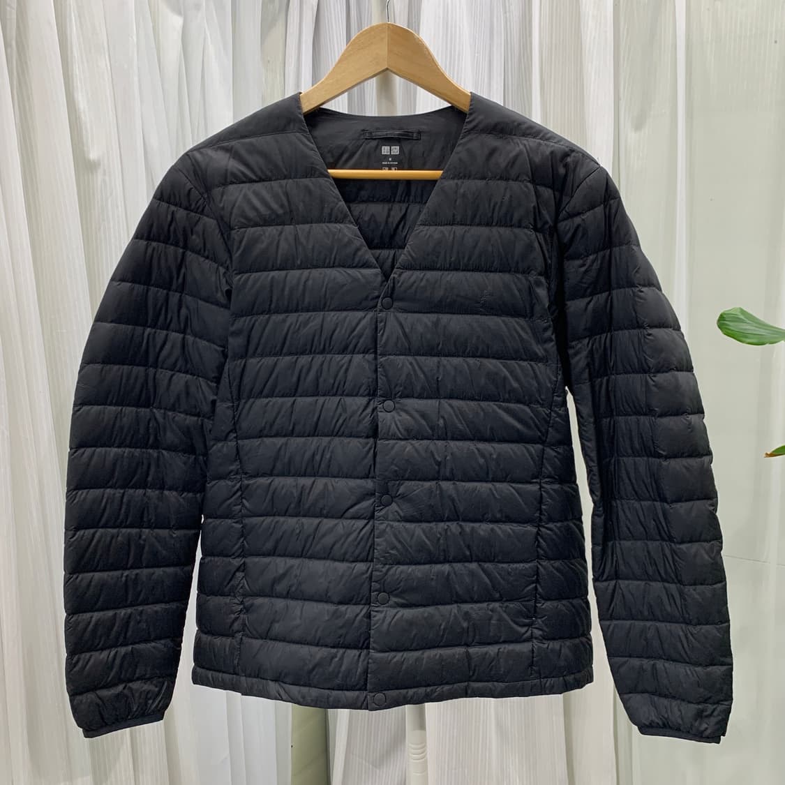 유니클로 브이넥 남성 경량 패딩 1727 상품이미지1