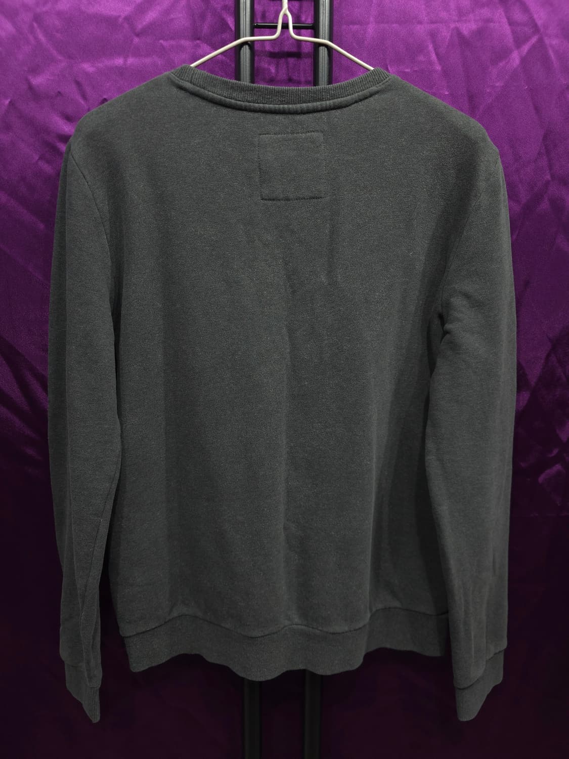 게스 여성 트라이앵글 벨벳 로고 기모 맨투맨 XS(S) 상품이미지2