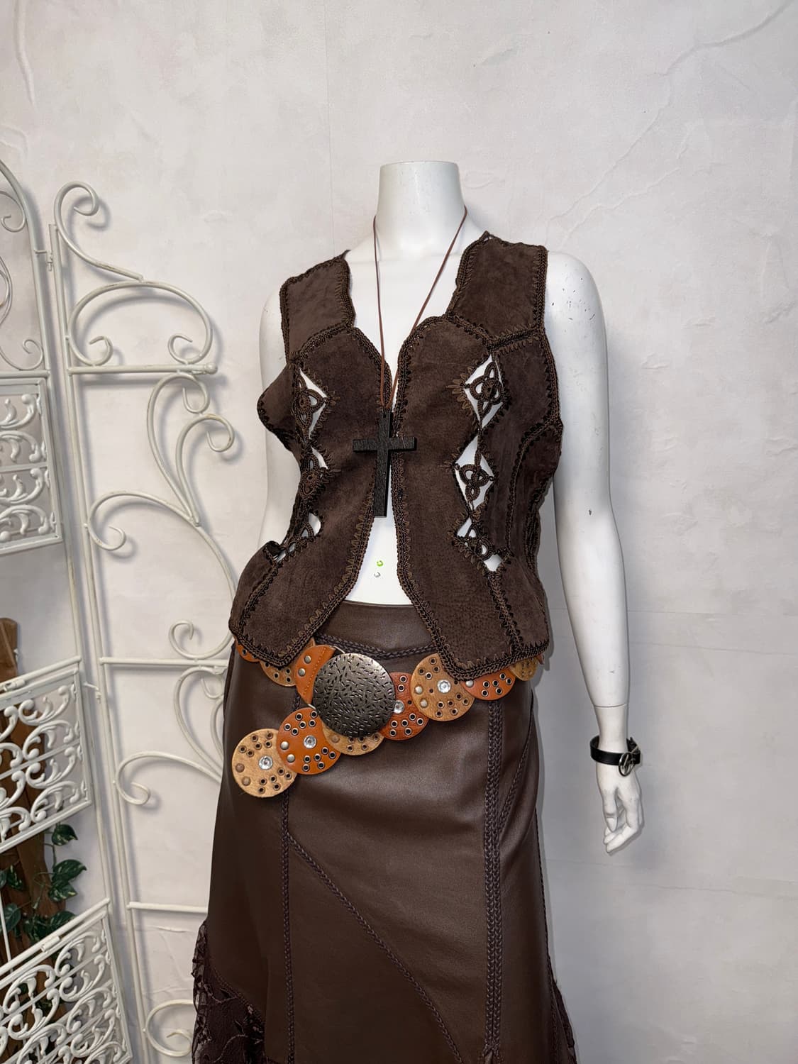 Dark brown suede bohemian crochet vest 상품이미지5