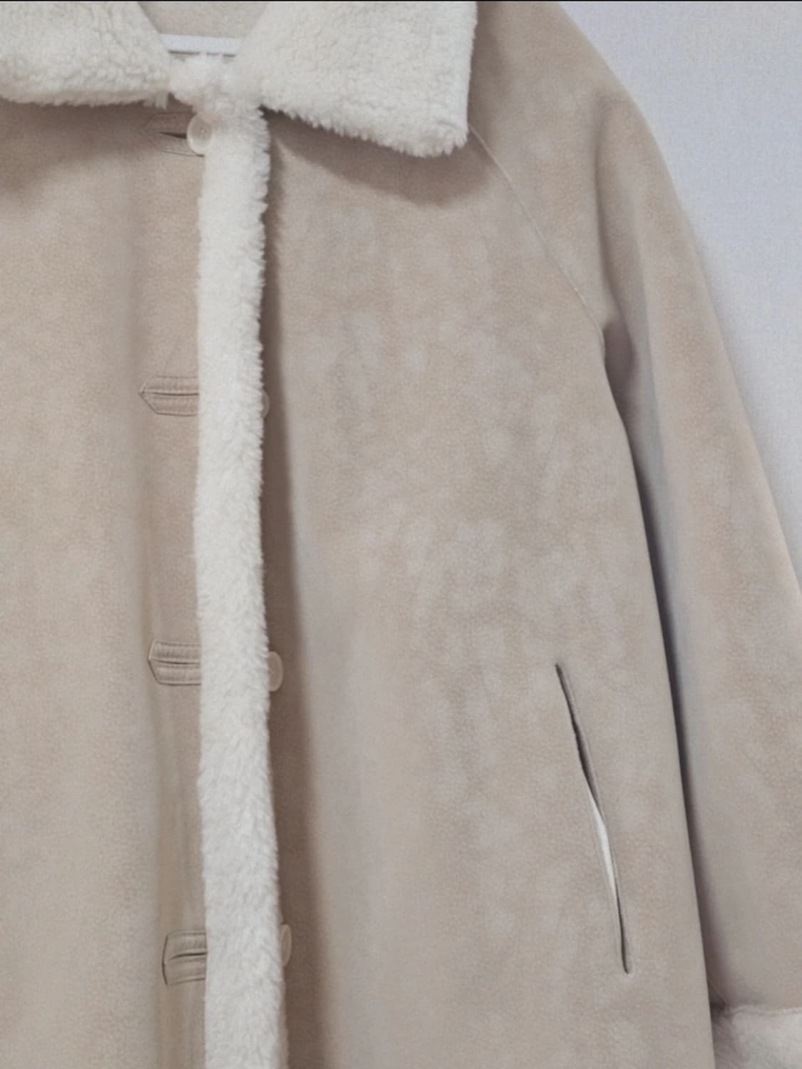 [새상품] 엣모먼텀 리버시블 무스탕 뽀글이 퍼코트 연우 상품이미지4