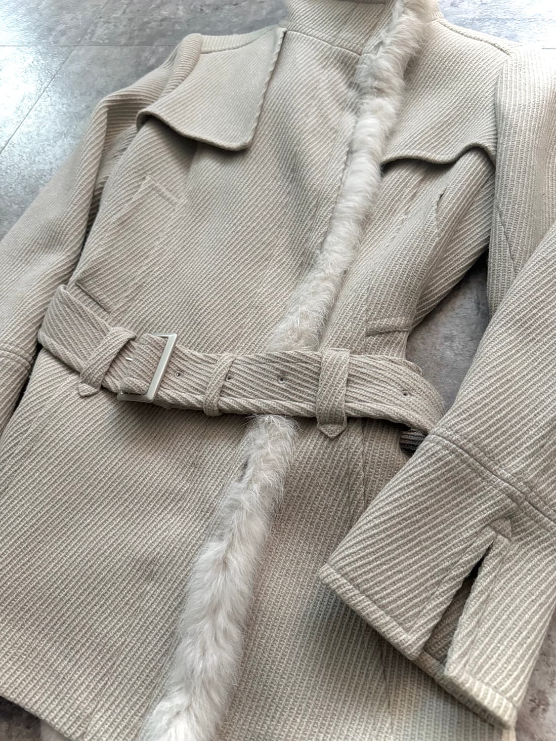 래빗 퍼 트림 벨티드 울 코트 상품이미지2