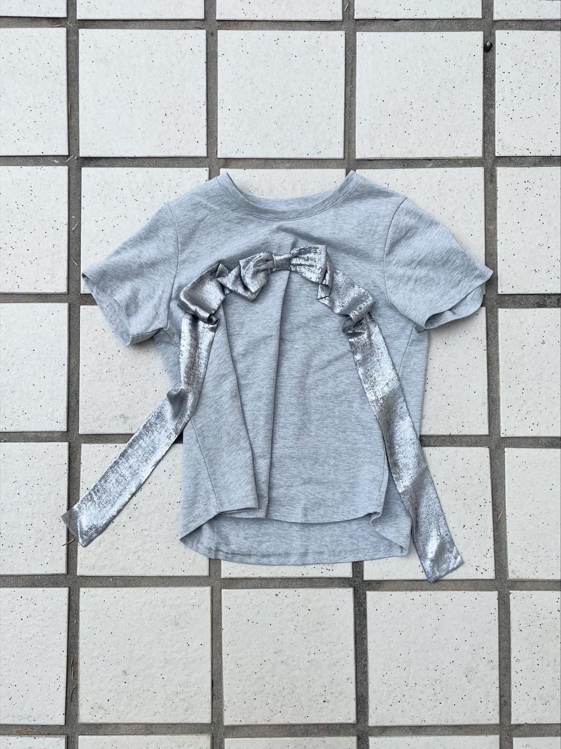 Metallic glitter bow curve top 상품이미지1