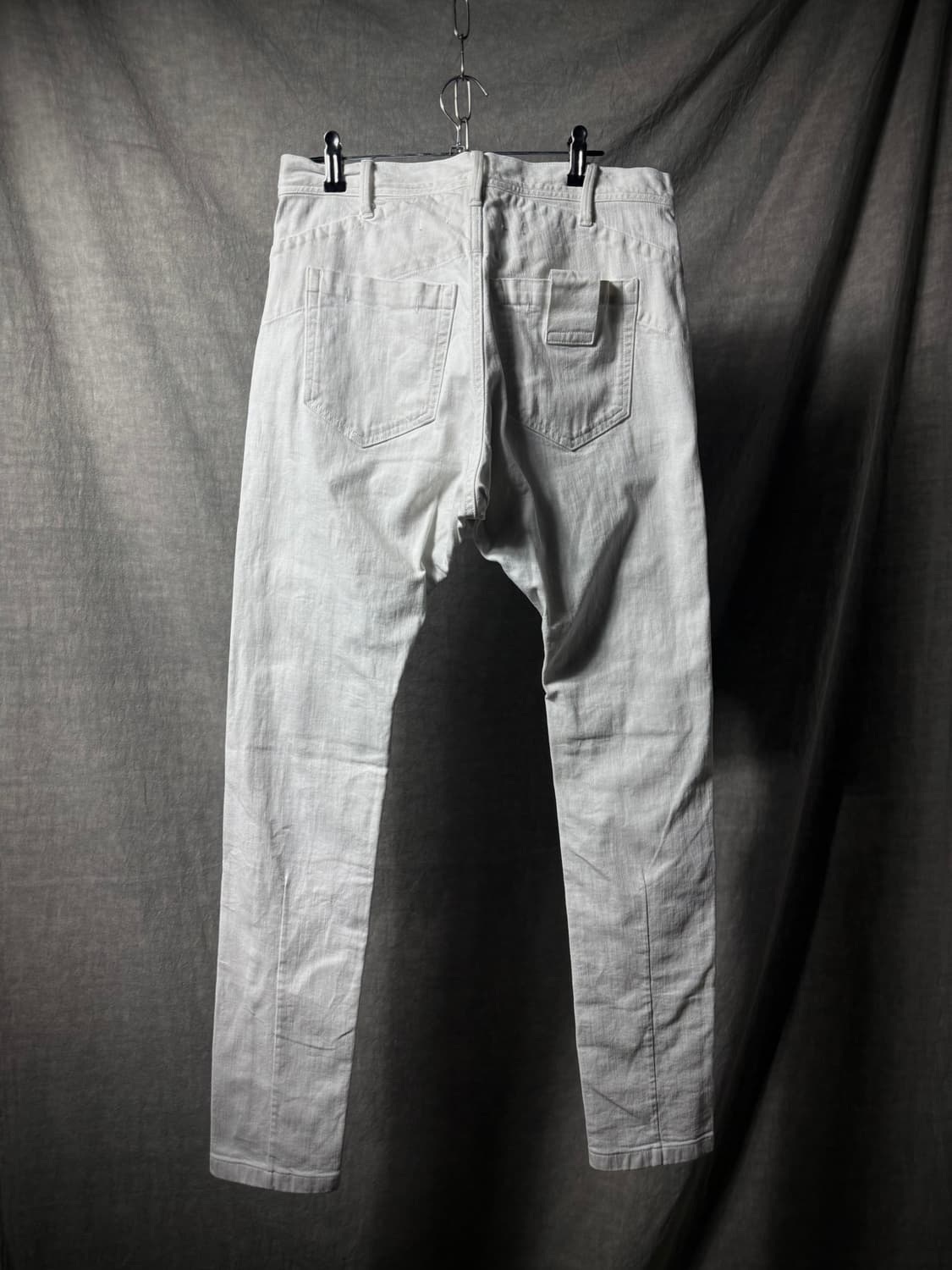 JULIUS Spray-Dyed White Denim Pants  상품이미지5