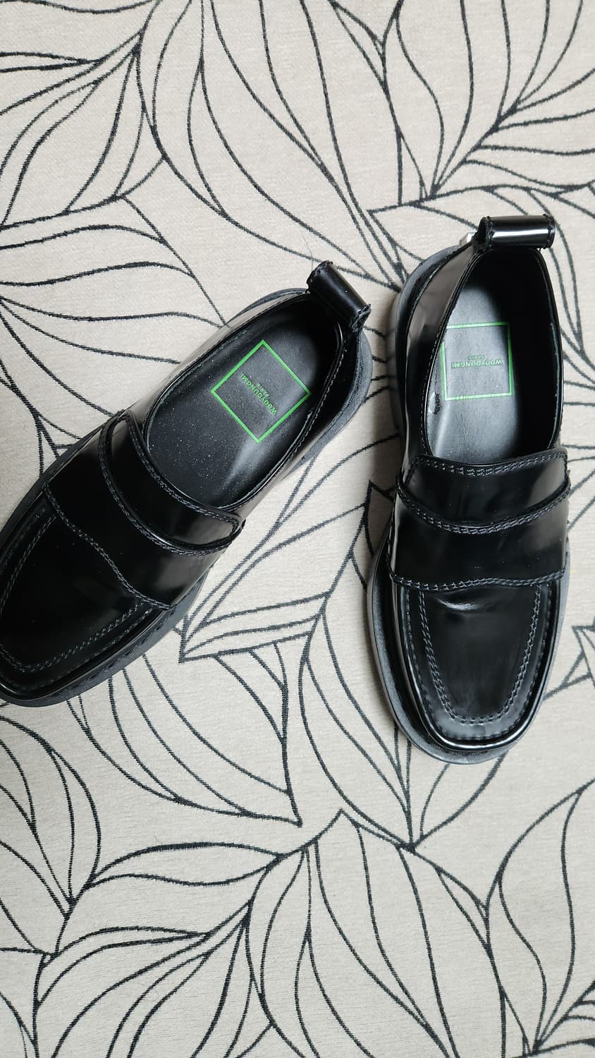 우영미 22시즌 블랙 로퍼 40사이즈 255~260 상품이미지3