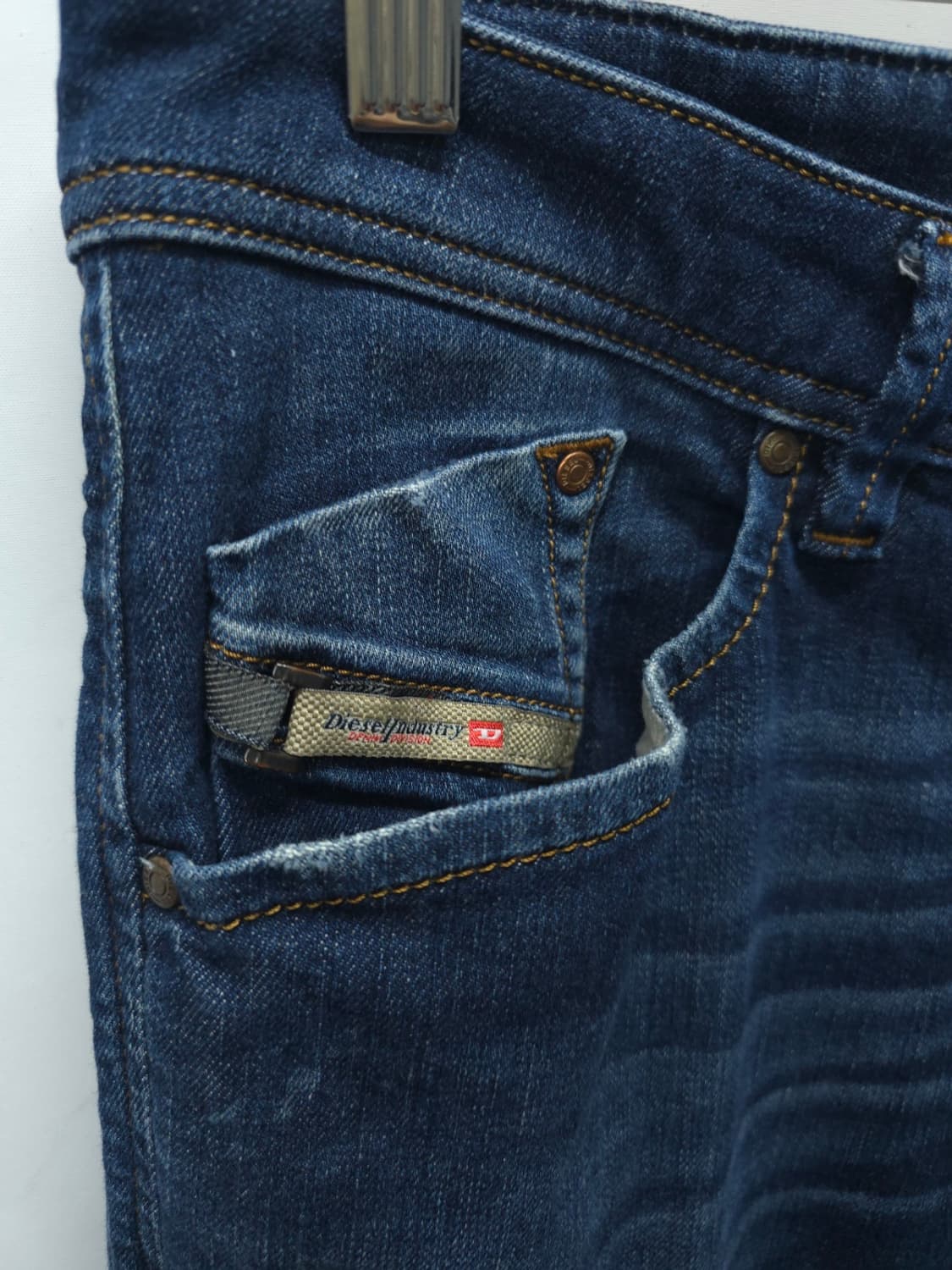 디젤 DARRON 레귤러 슬림 테이퍼드 데님 팬츠(32) 상품이미지3