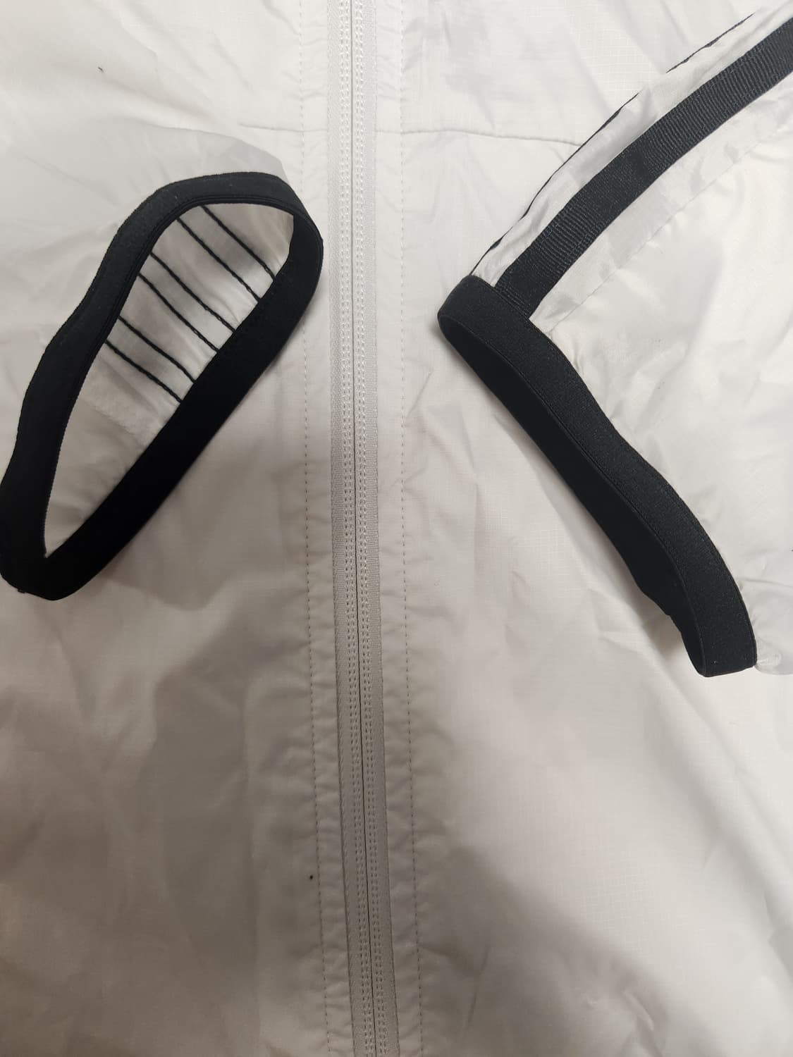 아디다스 에센셜 3S 우븐 윈드브레이커 바람막이 자켓

사이즈는 M인데  상품이미지4