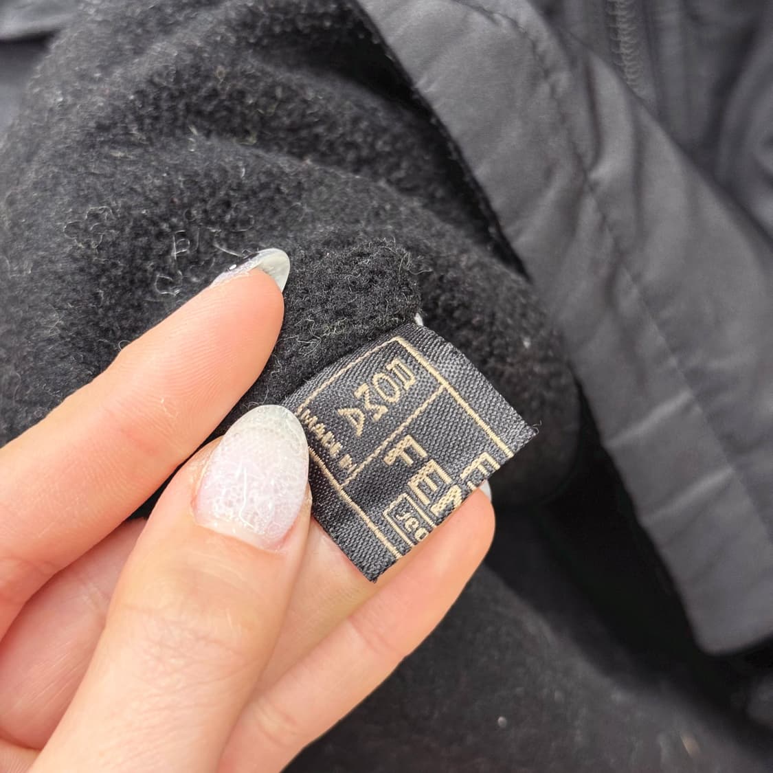 펜디 진스 플리스 안감 집업 베스트 후면 빅로고 자수 디테일 블랙 상품이미지7