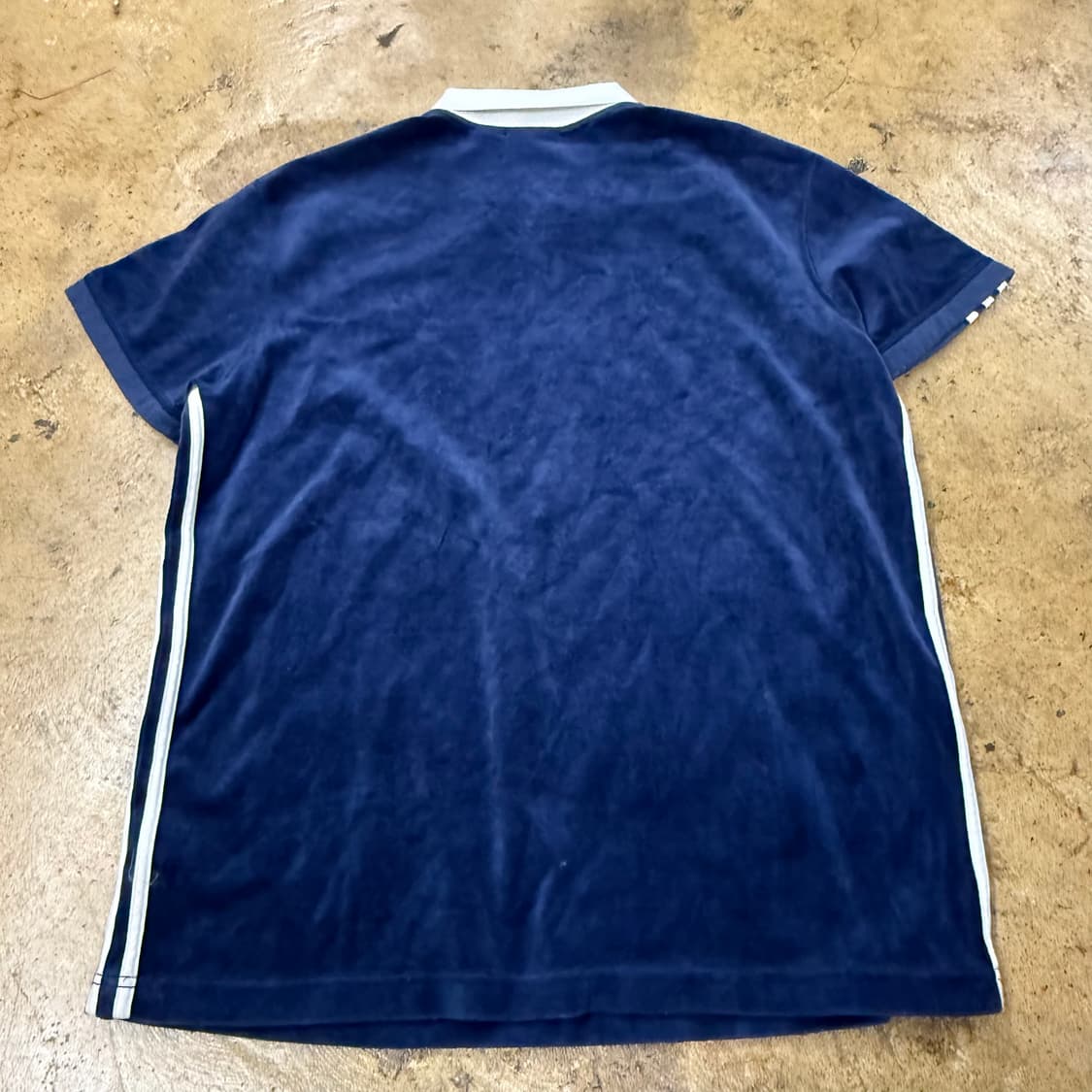 아디다스 x 알렉산더왕 딥네이비 벨루어 벨벳 카라 반팔 셔츠  상품이미지3