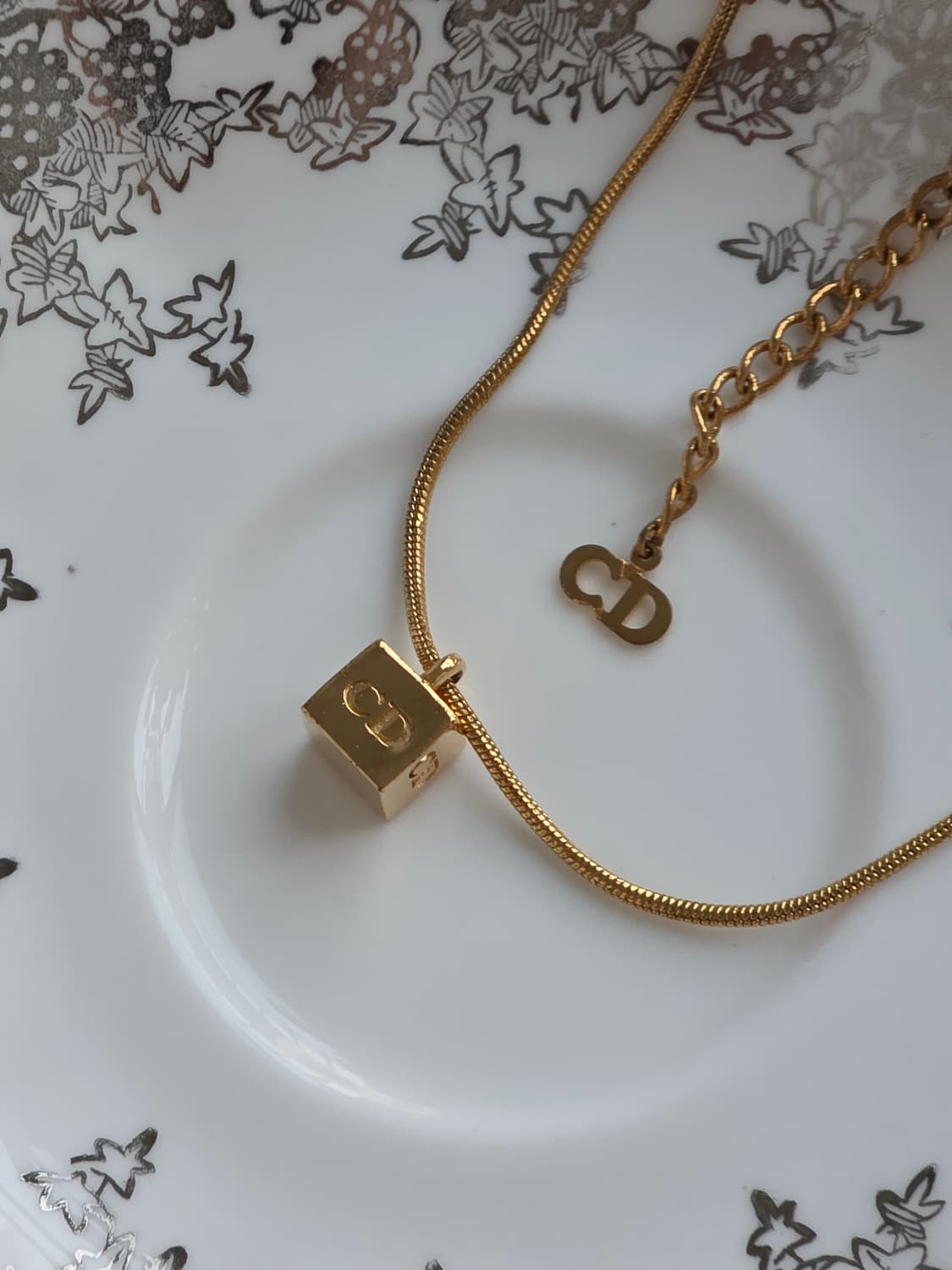 디올 금장 CD 로고 큐브 목걸이 상품이미지9