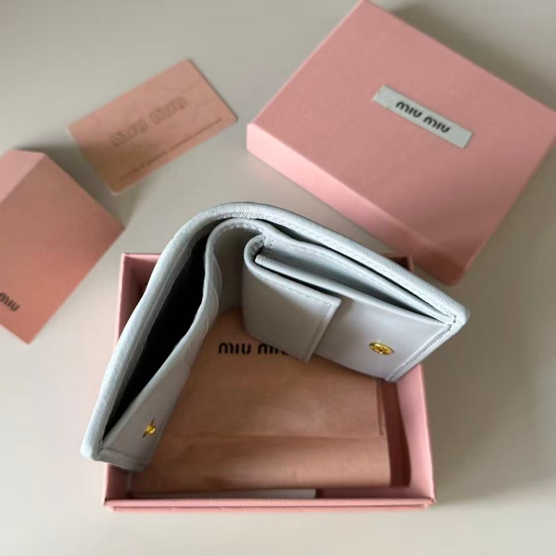 미우 미우 마테라쎄 나파 레더 카드 홀더 화이트 상품이미지9