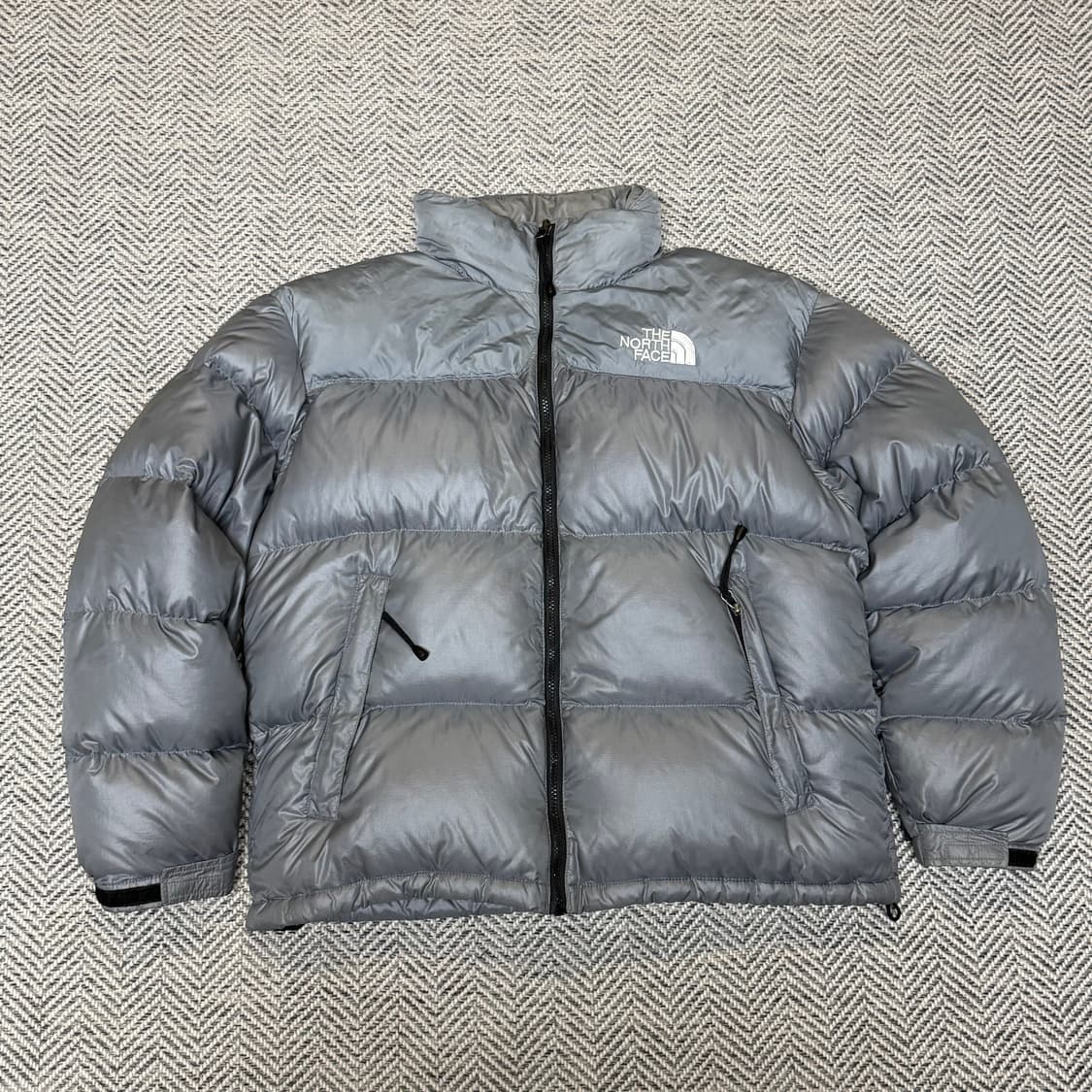 [100] 노스페이스 센터로고 그레이 700 눕시 패딩 상품이미지2
