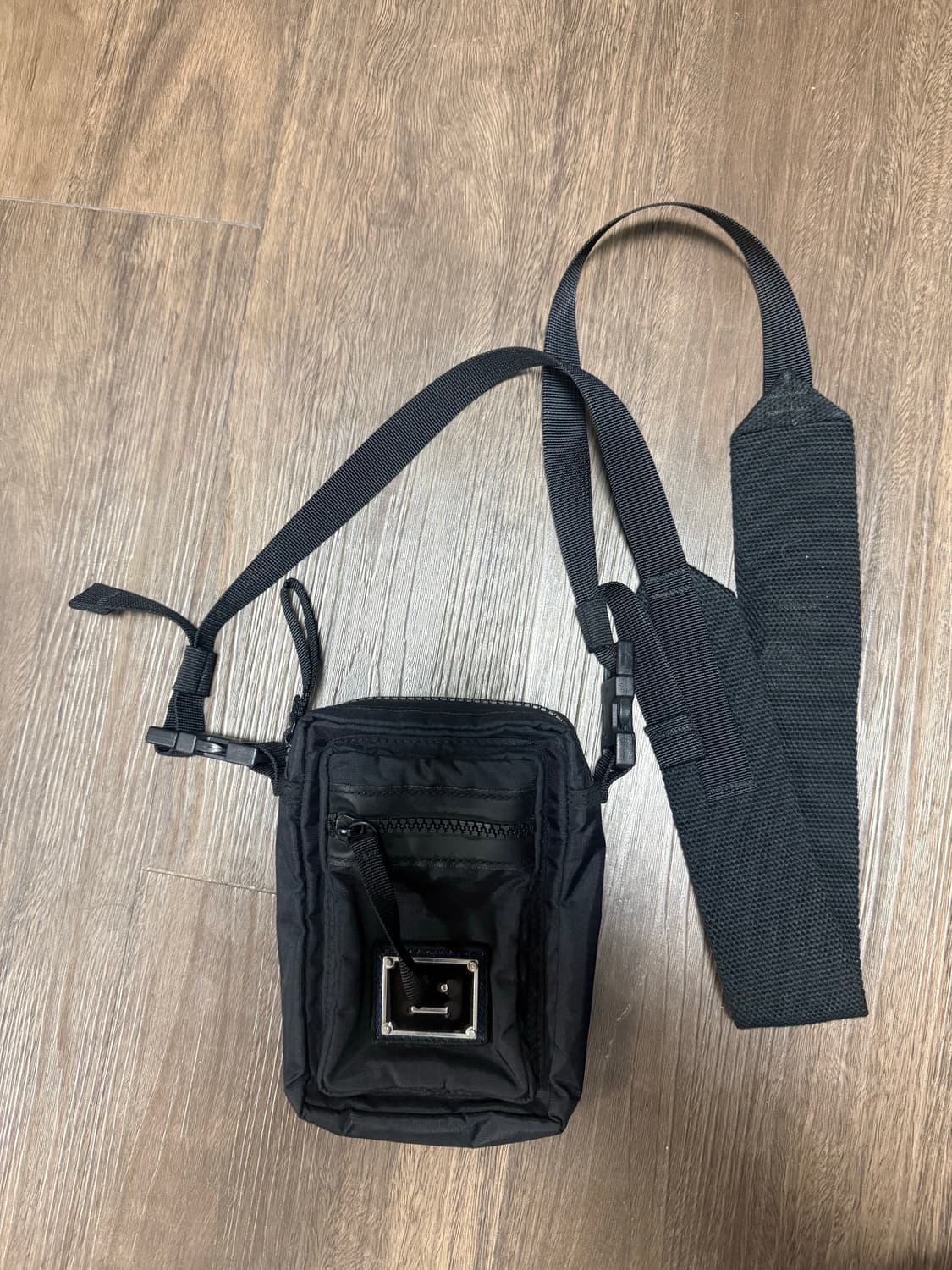 아크네 스튜디오 메탈 이모지 미니백 상품이미지3