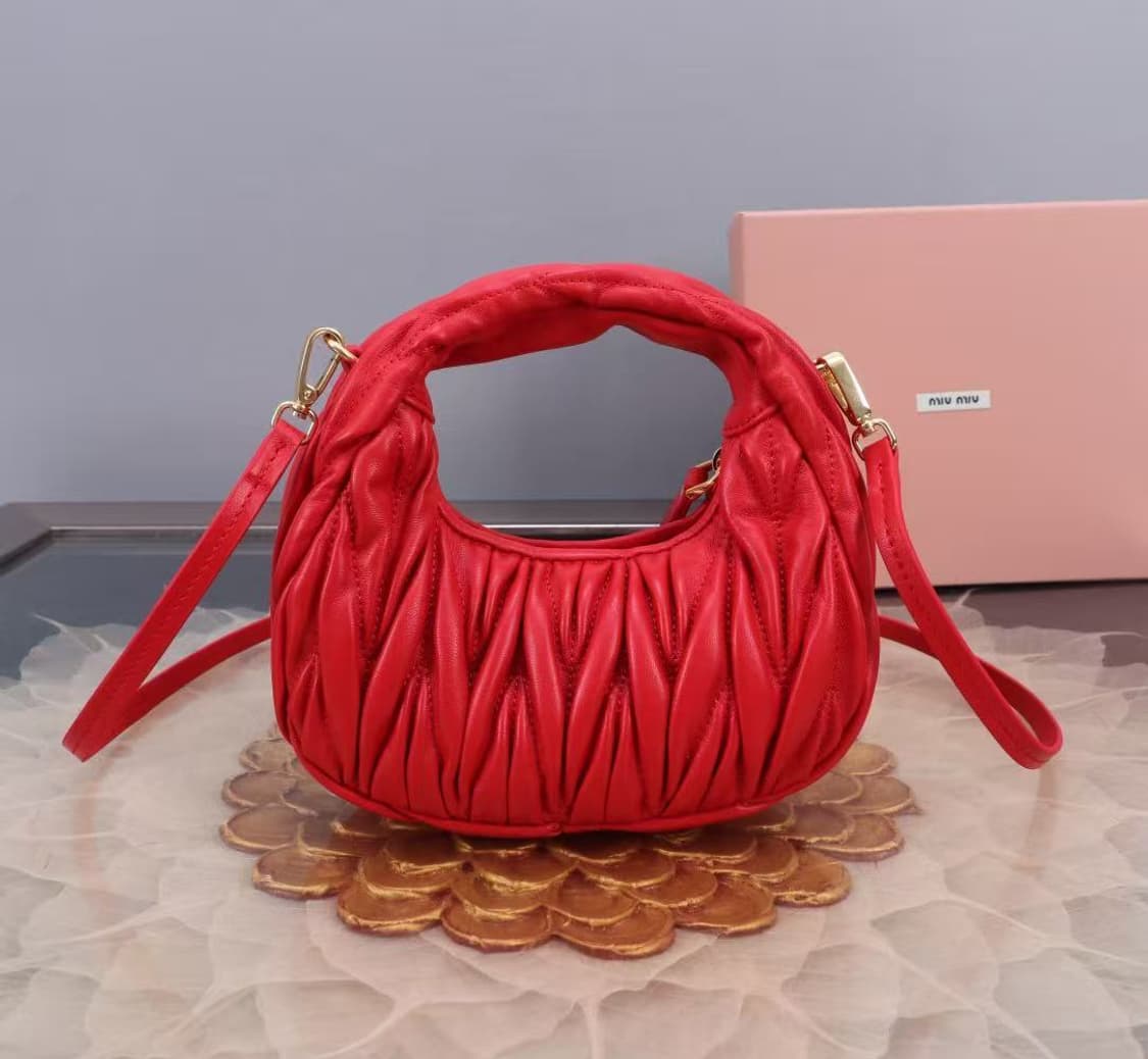 미우 미우 완더 마테라쎄 나파 가죽 호보 미니백 레드 상품이미지4