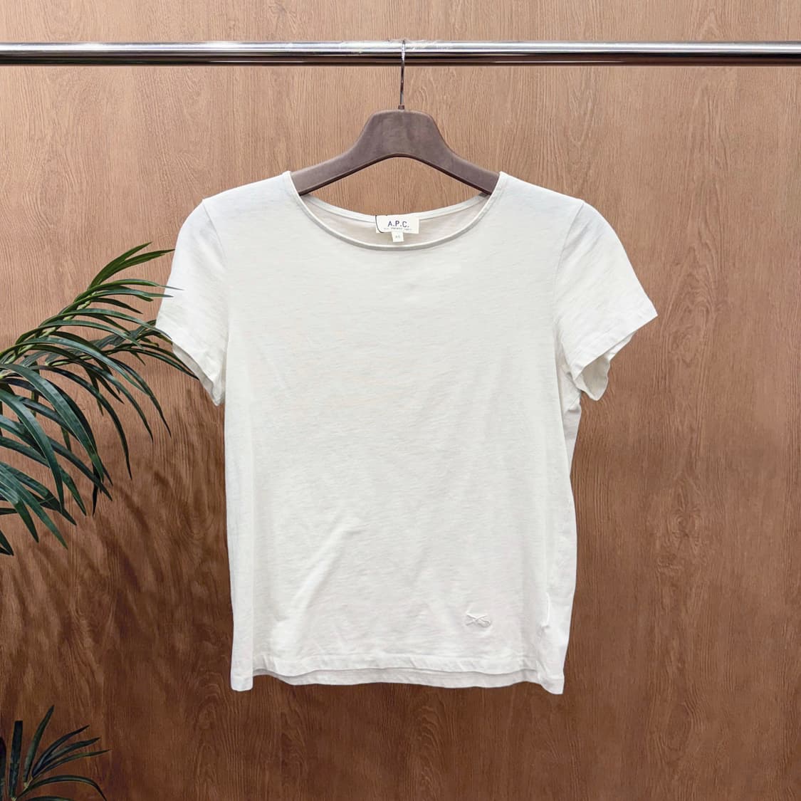 아페쎄 코튼 반팔 티셔츠 미니 자수 라운드넥 무지 디테일 레귤러핏 화이트 상품이미지1
