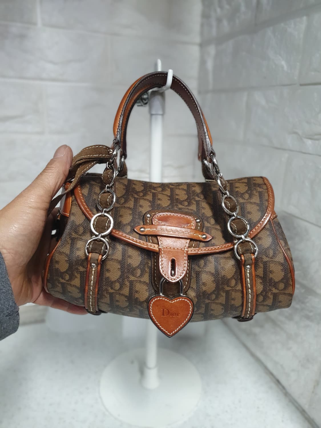 디올(Dior) 로맨틱 하트 브라운자물쇠 토트백 컨디션 좋아요. 상품이미지6