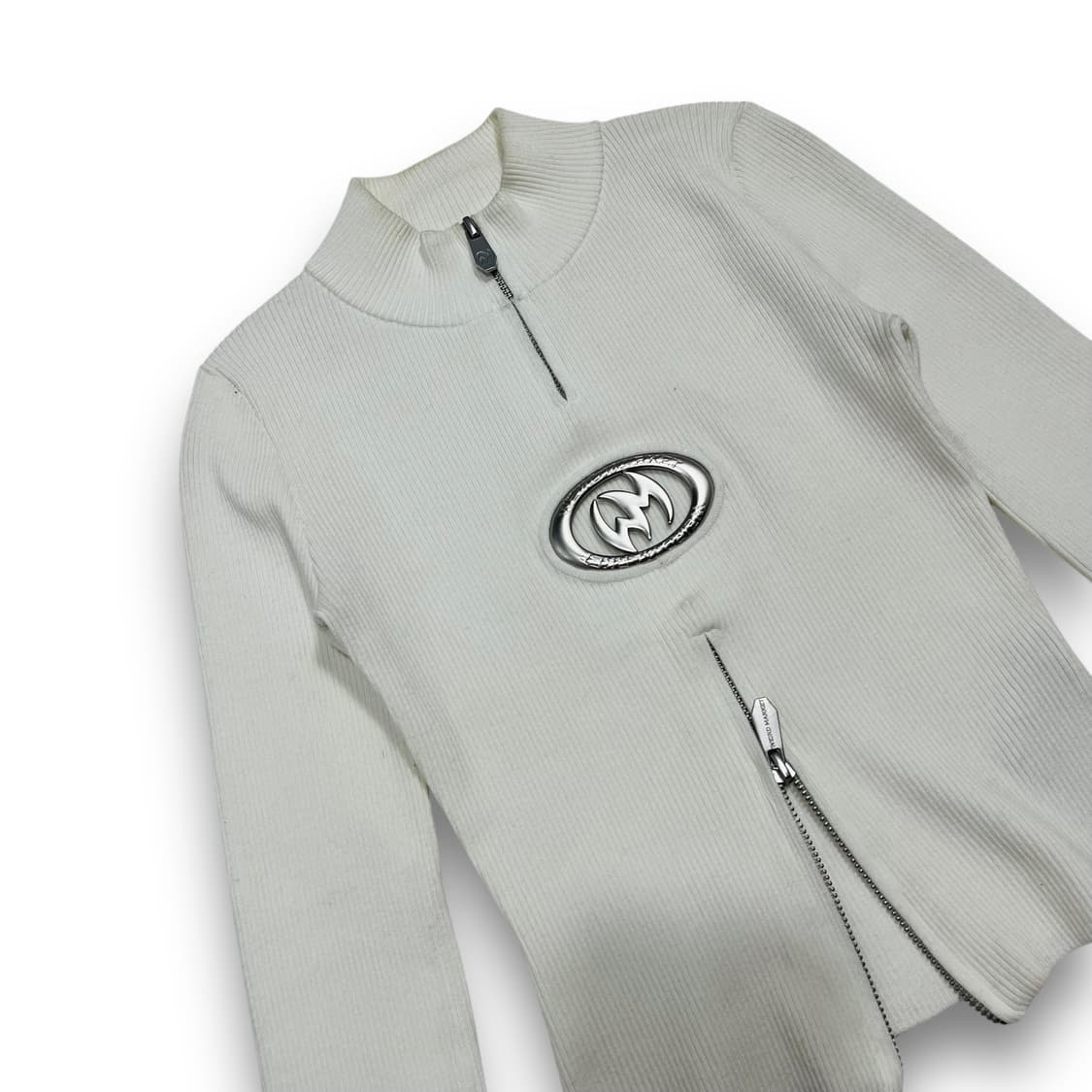 위어드 마켓 미드 엠블럼 슬림 니트 화이트 슬리브리스 상품이미지2