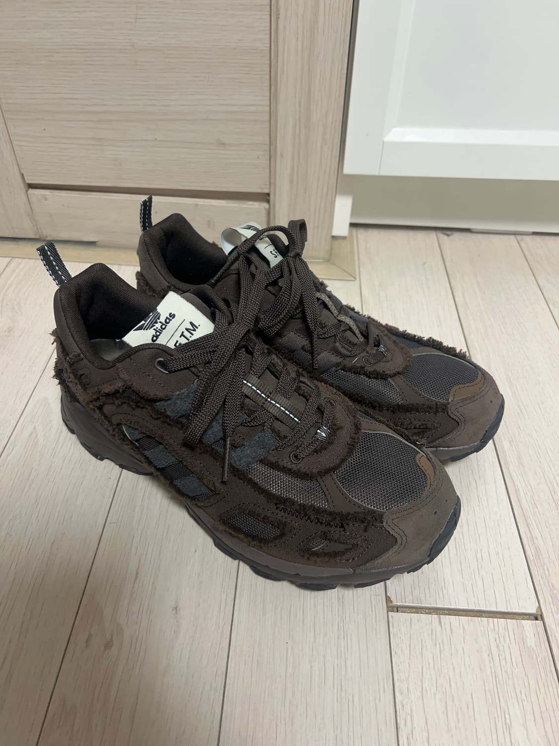 아디다스 x 송 포 더 뮤트 쉐도우터프 다크 브라운 상품이미지4