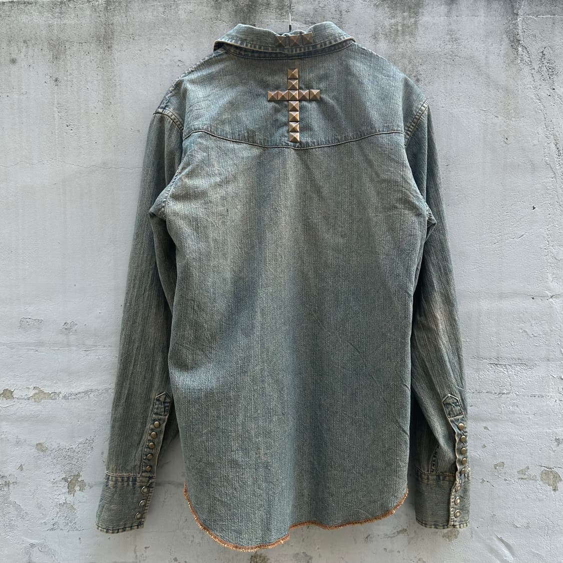 grunge mood studded denim shirt 상품이미지4
