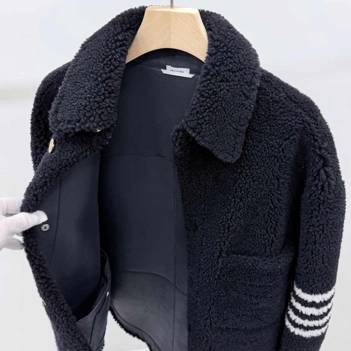 [S+급/오버핏1] 톰브라운 사선완장 다이드 시어링 레더 자켓 상품이미지5