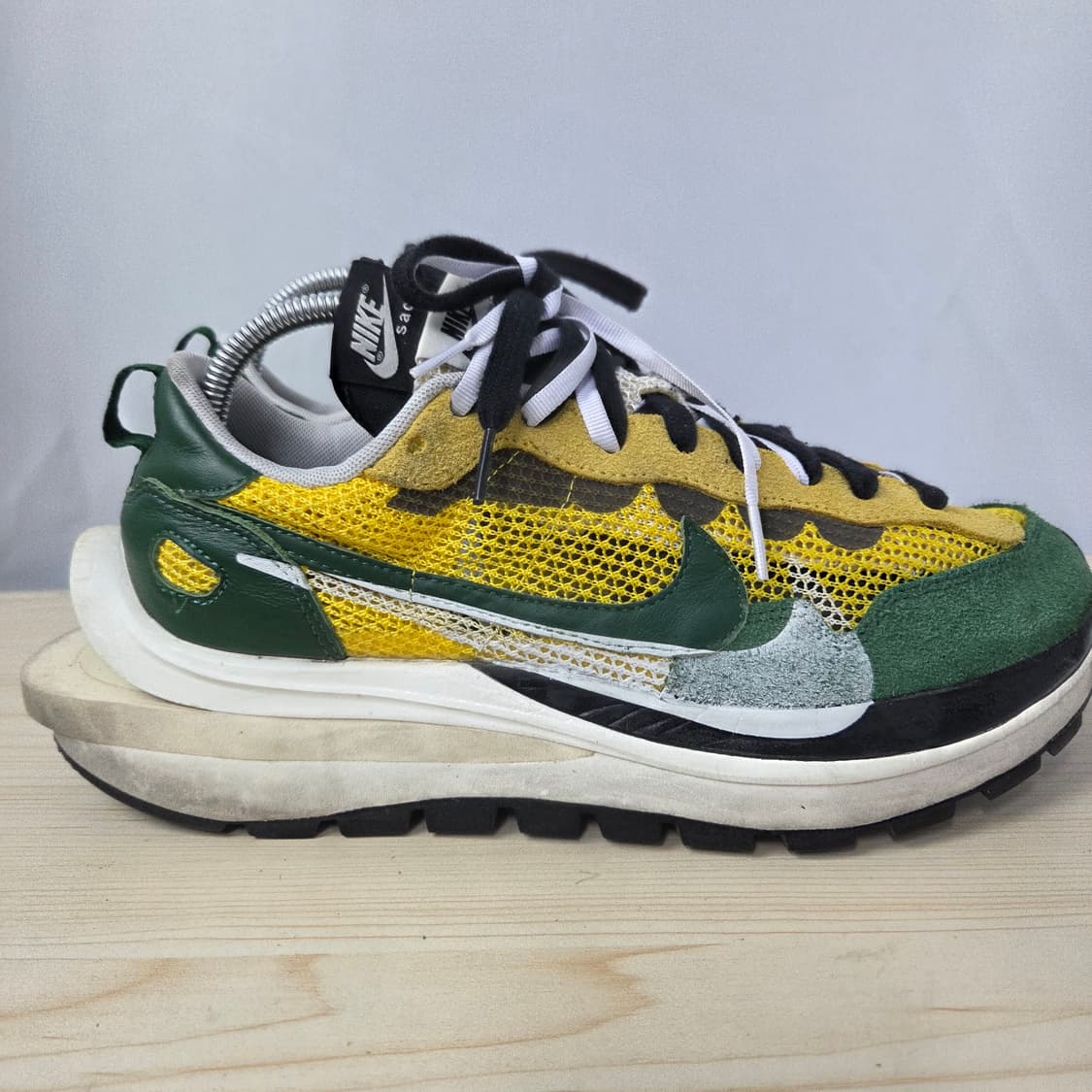 275 나이키 x 사카이 베이퍼와플 투어 옐로우 & 골지 그린 운동화 상품이미지4