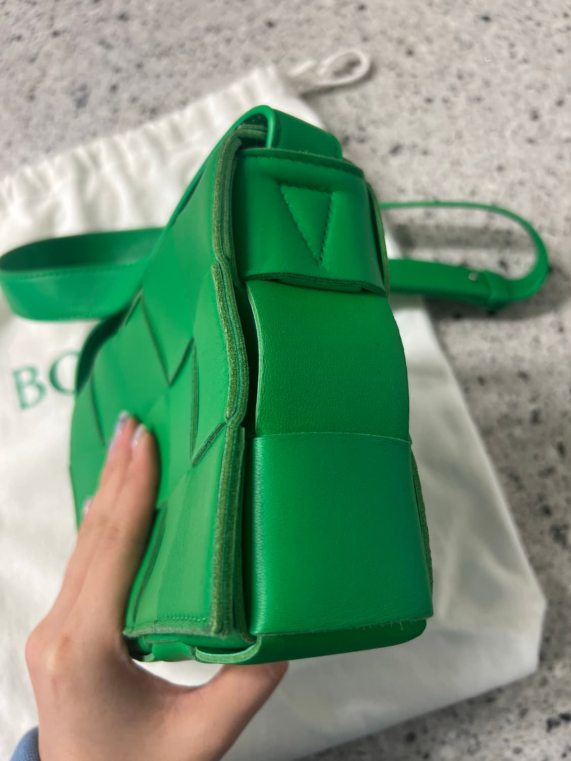 풀박 (10회미만착용) 보테가베네타 카세트백 그린 무광+사몰가 이너백 상품이미지9