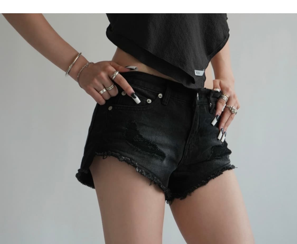 킴즈 DAMAGED BLACK DENIM SHORTS 상품이미지1