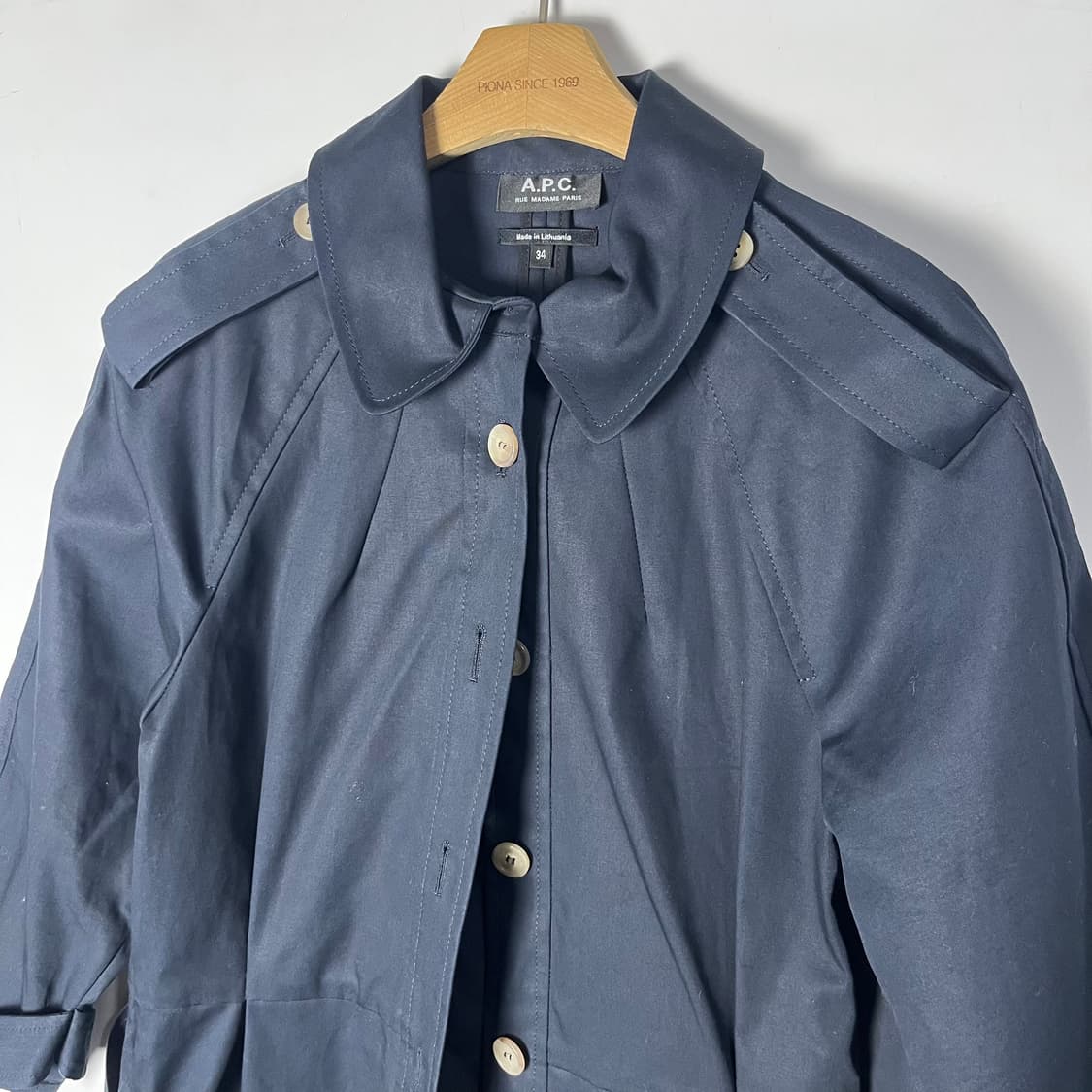 [A.P.C.] 아페쎄 미니멀 투버튼 플랩 코트 상품이미지3