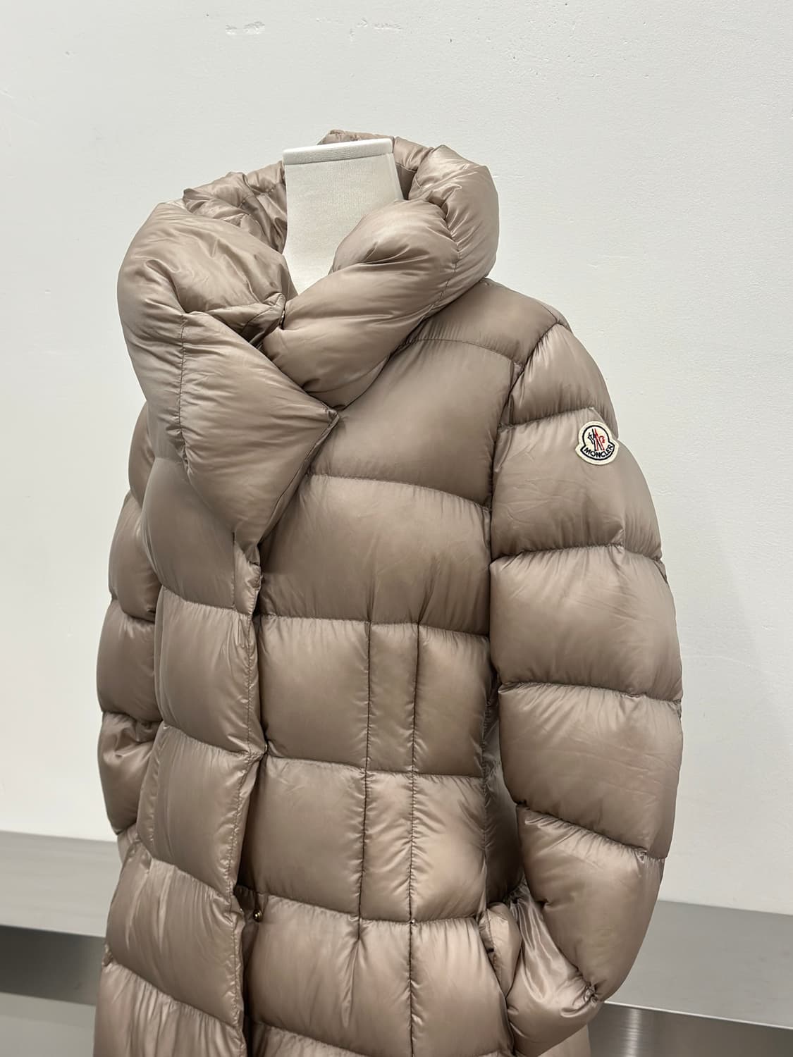 몽클레어 샴페인 골드 라베단 롱 다운 패딩  상품이미지2