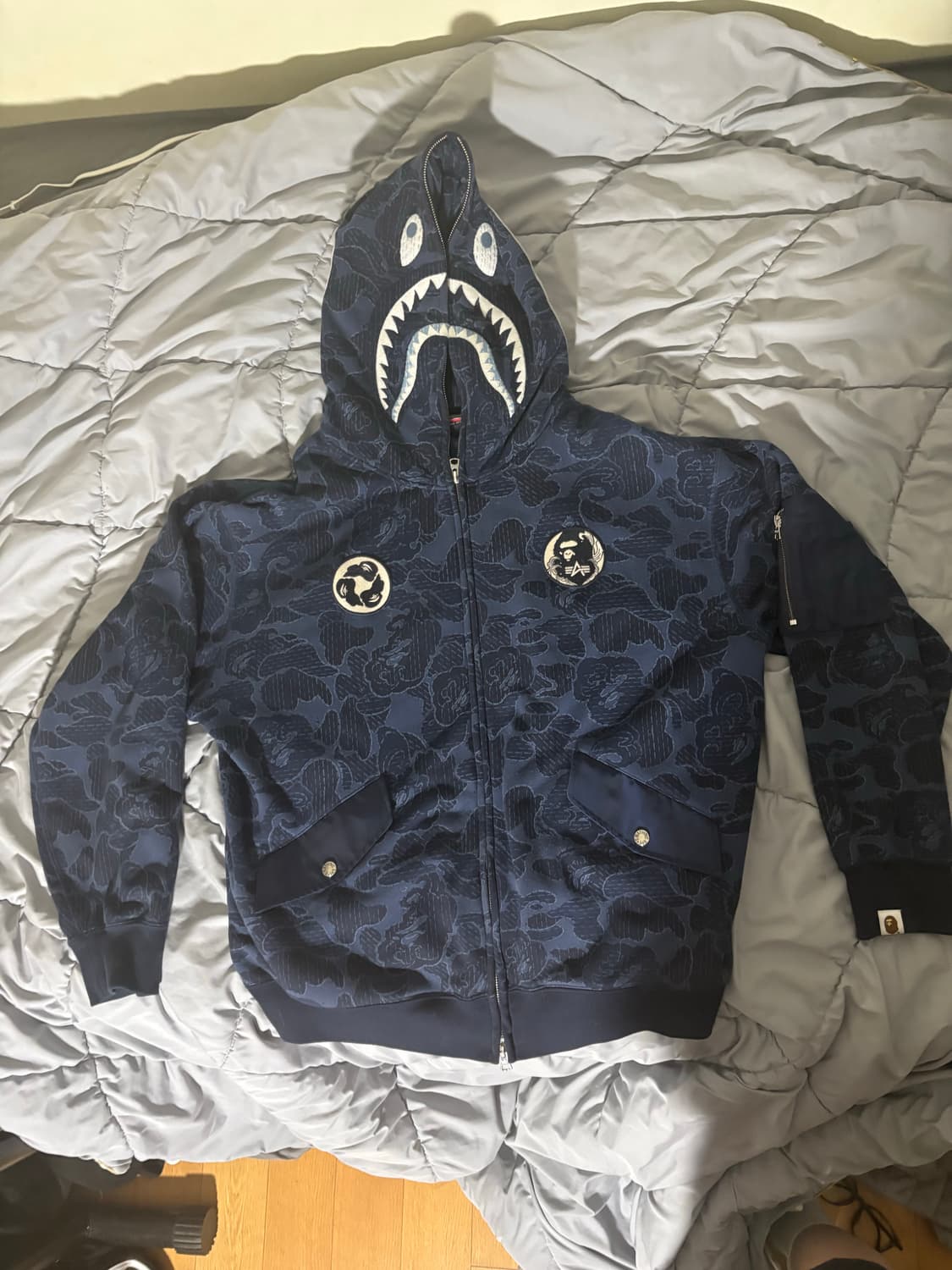 베이프 x 알파 인더스트리 샤크 풀 집 후드 네이비 판매합니다 상품이미지1