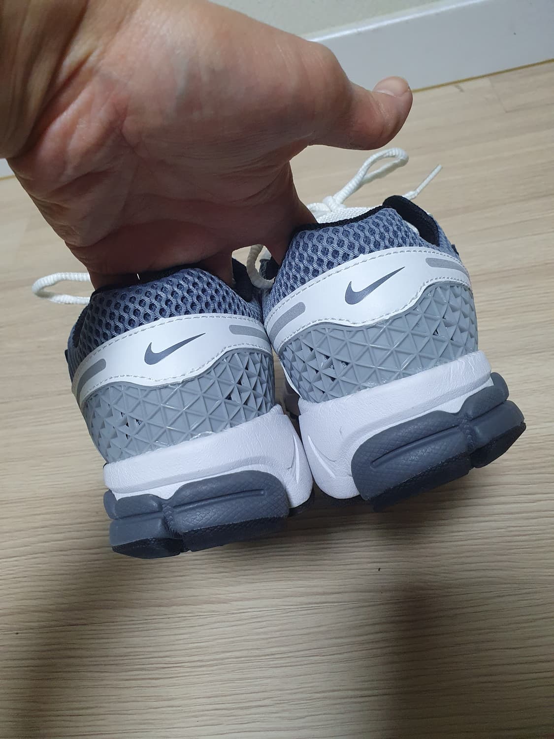 나이키 줌 보메로5 다크 그레이 운동화 255 상품이미지6