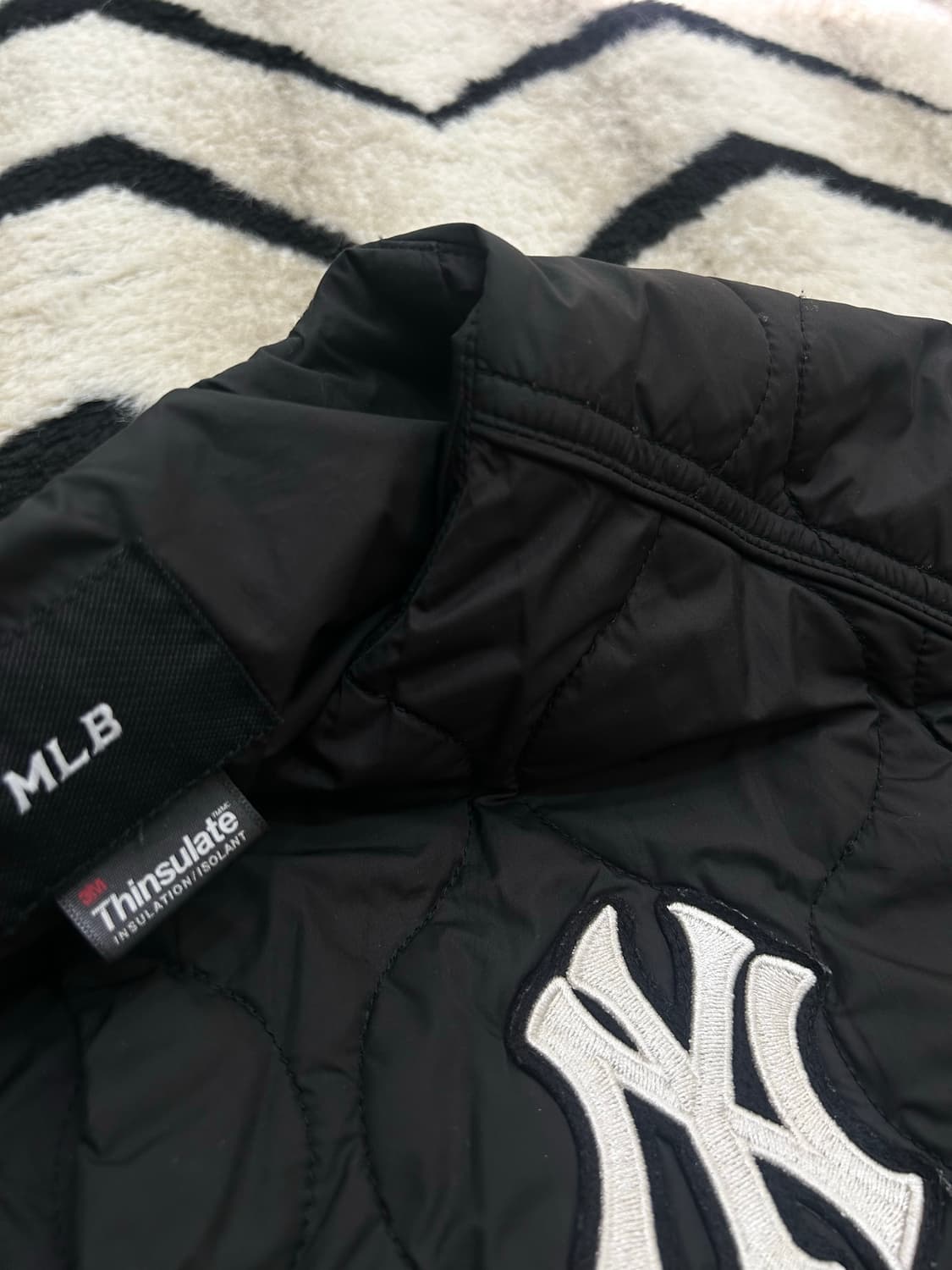 [공용S]MLB 뉴욕양키스 V넥 경량 숏 퀄팅/블랙 상품이미지6