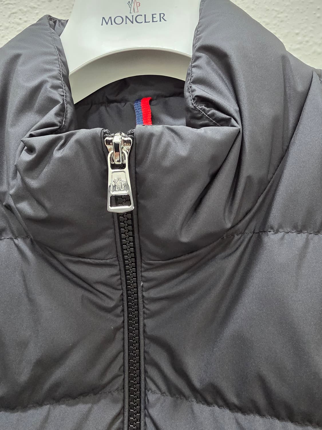 몽클레어 Contrin 다운베스트 패딩베스트 블랙 4 상품이미지5