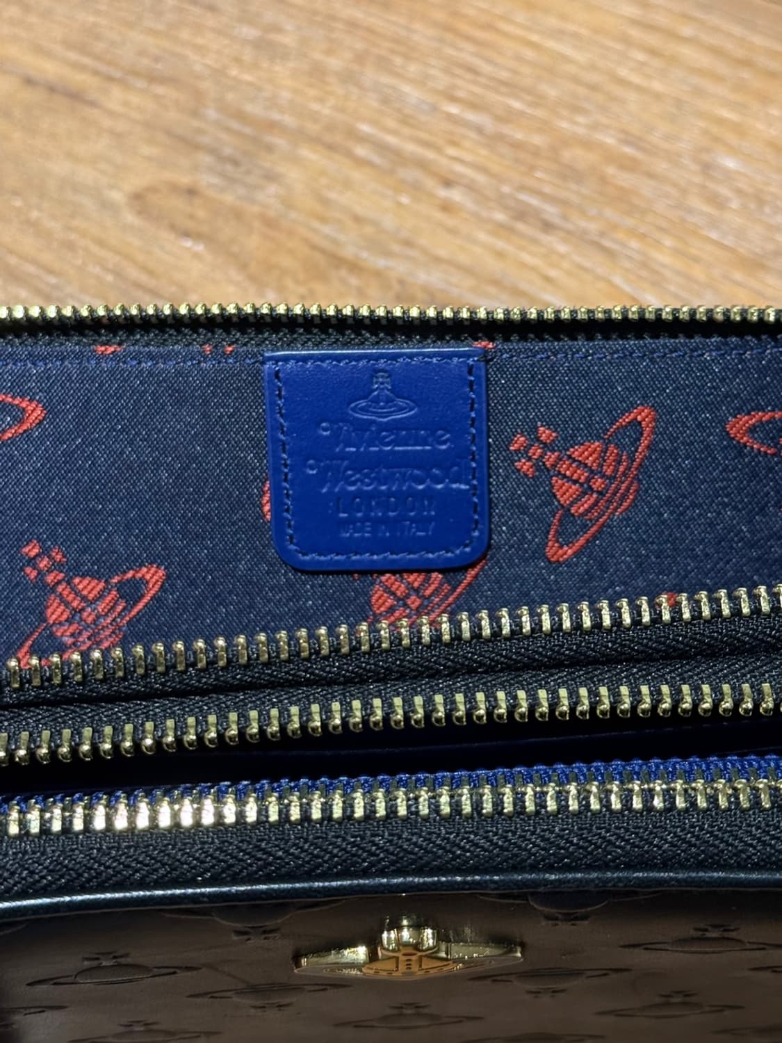 비비안웨스트우드 블랙 orb 패턴 롱 월렛 크로스 백 상품이미지7