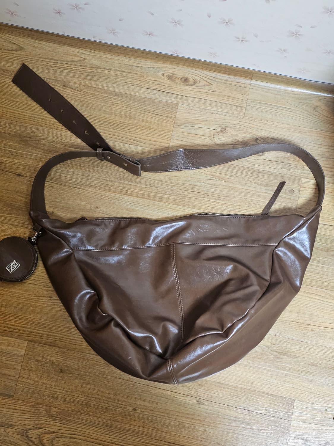 밈더워드로브 몬타 크랙 레더 메신저백 브라운 상품이미지3