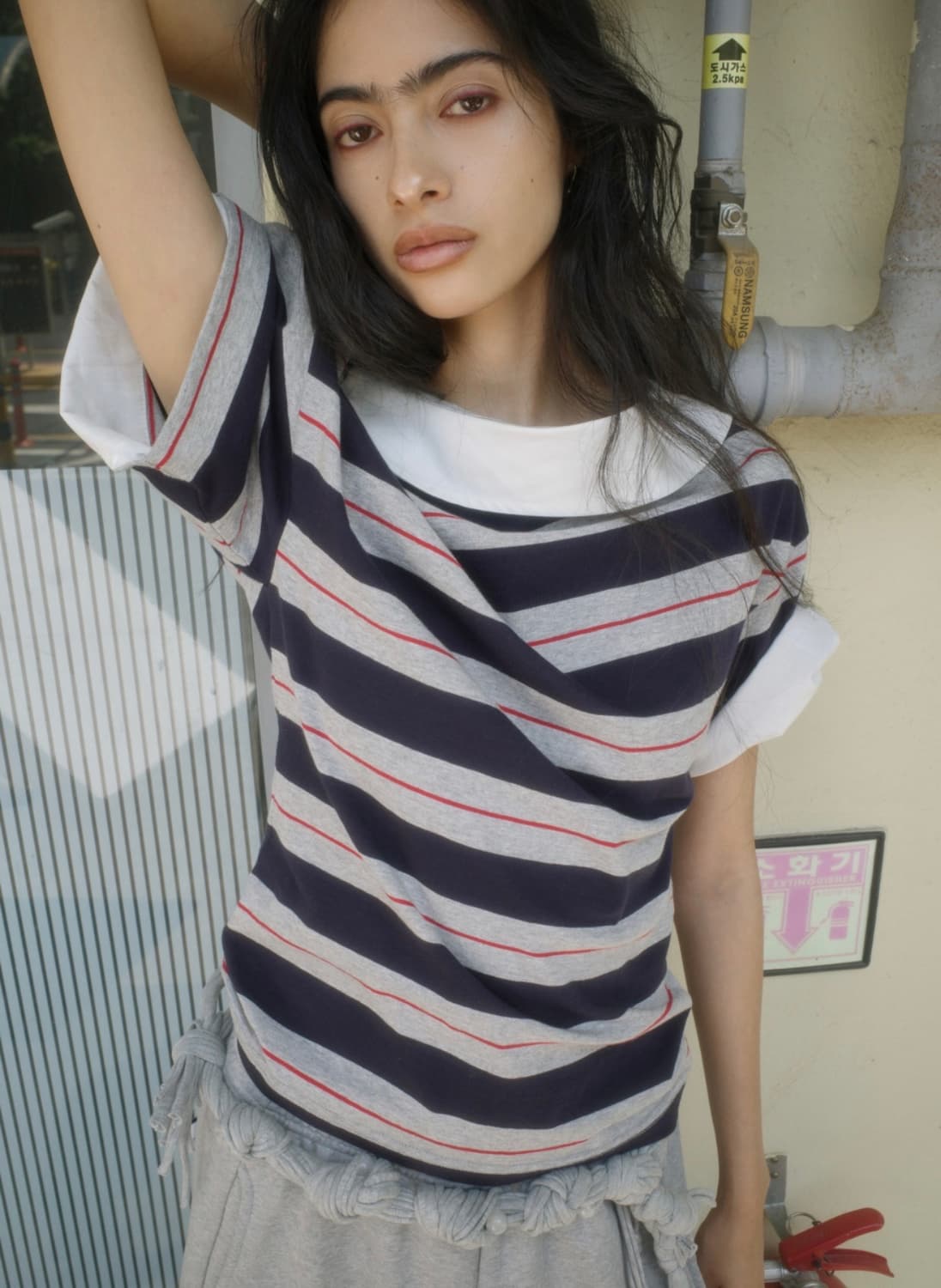 포르테나 오프숄더 셔츠 레이어드 언발란스 티셔츠 스트라이프 상품이미지3