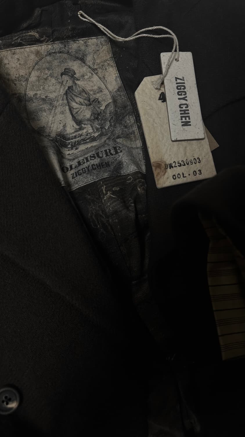 지기 첸 25fw 애시메트릭 스프레드 칼라 자켓 차콜 상품이미지1