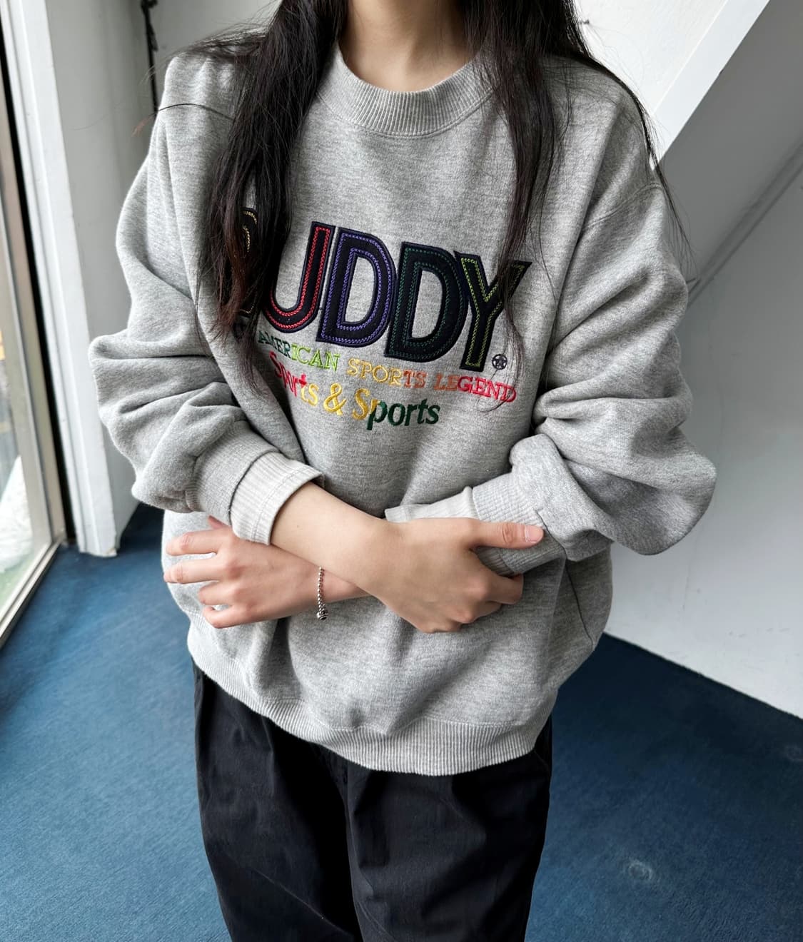 Design patch crew neck sweat P/O 상품이미지5