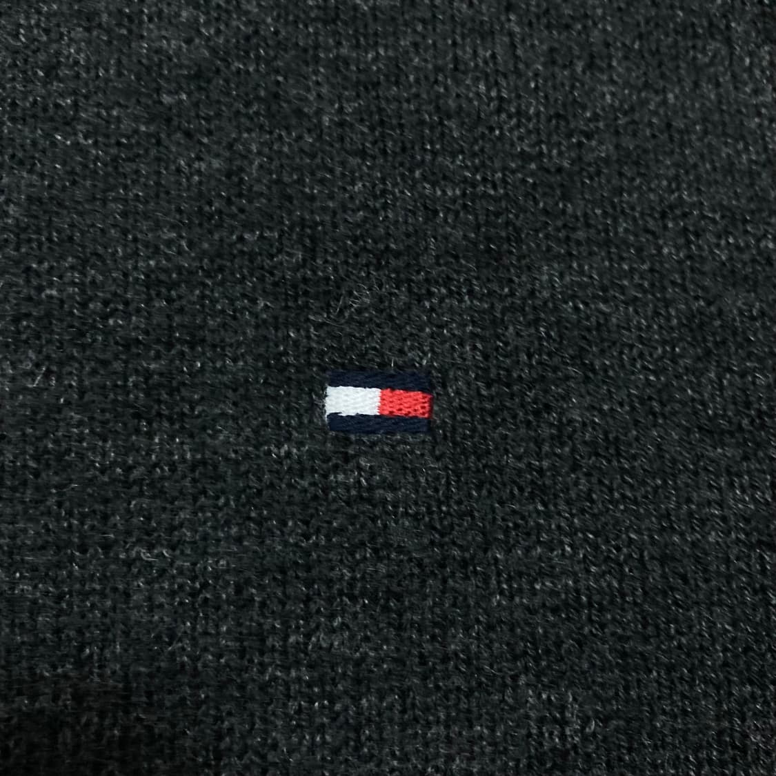 타미힐피거 스몰 로고 차콜 미니멀 니트 집업 상품이미지2