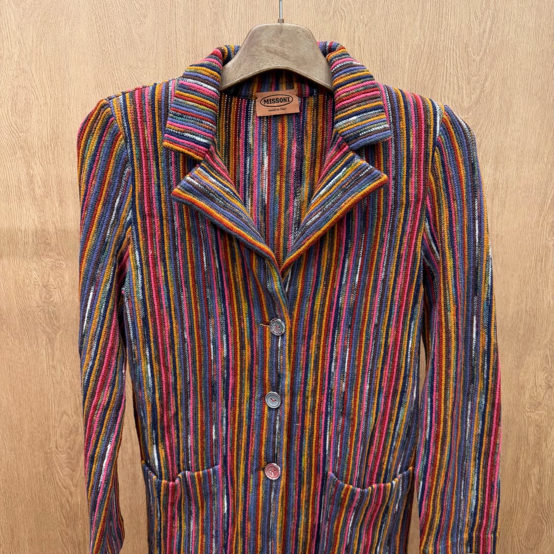 미쏘니 롱 니트 가디건 자켓 테일러드 카라 스트라이프 패턴 디테일 레드 상품이미지4