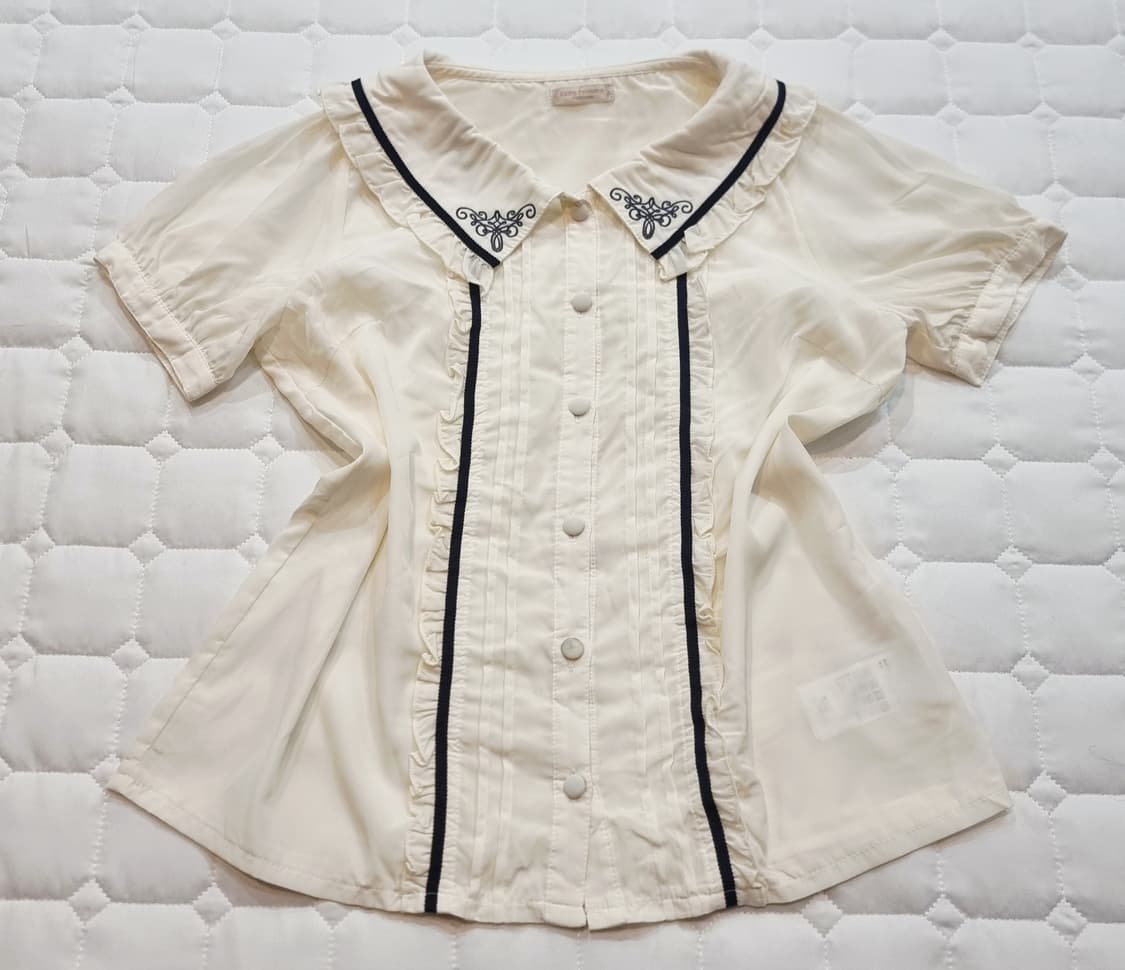 axes femme 포르메이츠 크림바닐라 자수 카라 프릴 블라우스 상품이미지1