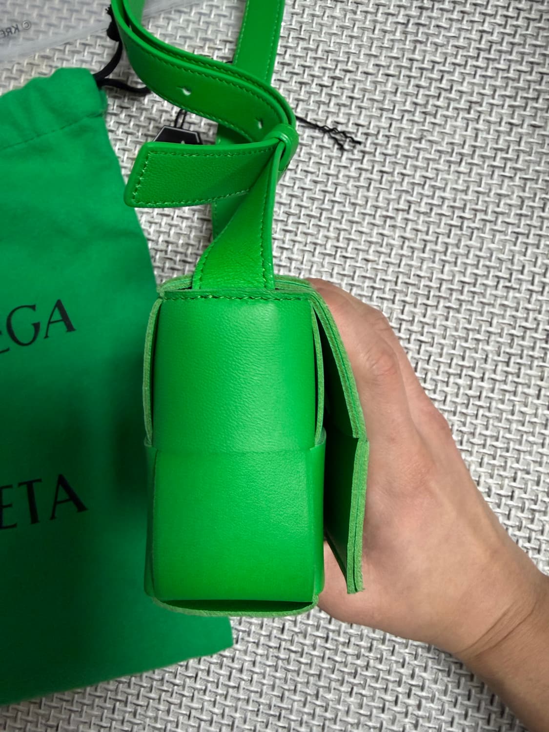 25ss 크림 보테가베네타 미니 카세트백 그린 상품이미지2