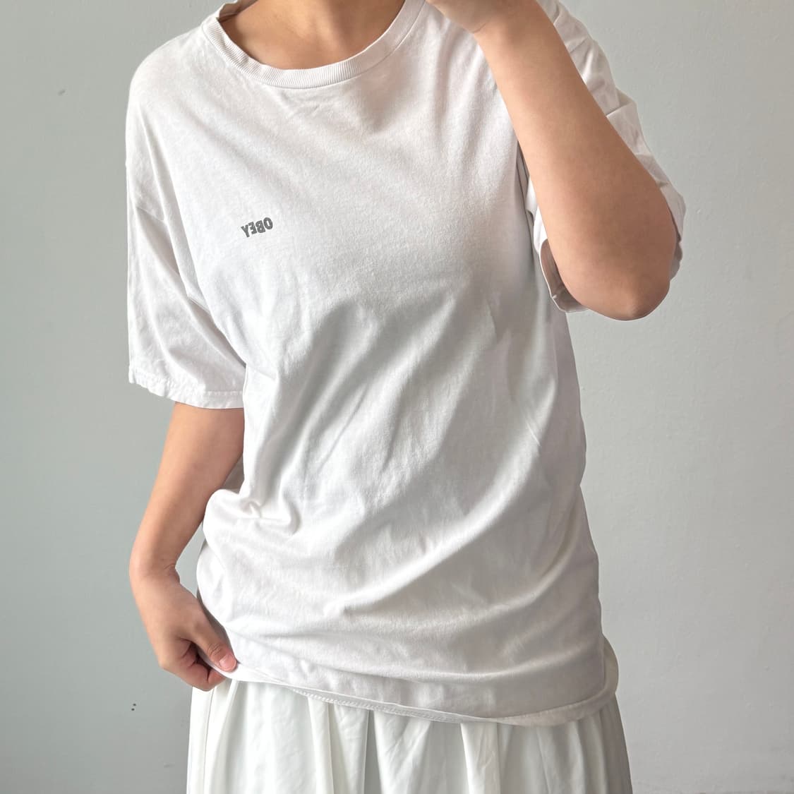 [L] 오베이 화이트 반팔티셔츠 상품이미지1