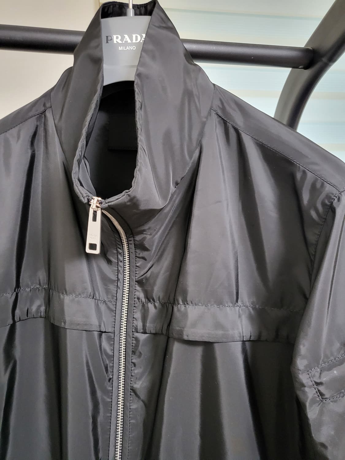 22SS 프라다 삼각로고 바람막이 자켓 50 블랙 상품이미지5