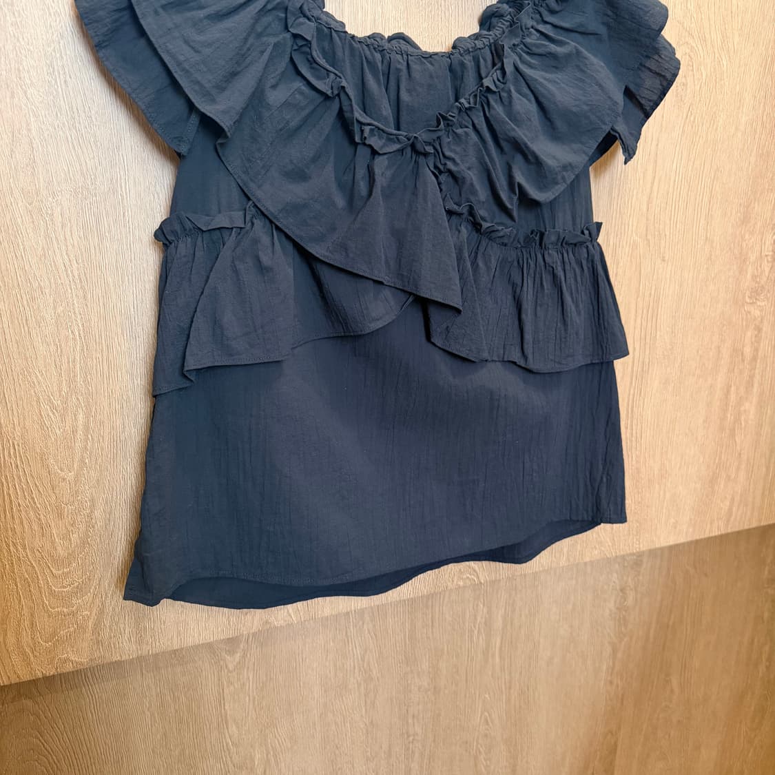 빈티지 브이넥 캡소매 블라우스 티셔츠 프릴 러플 디테일 레귤러핏 블랙 상품이미지4