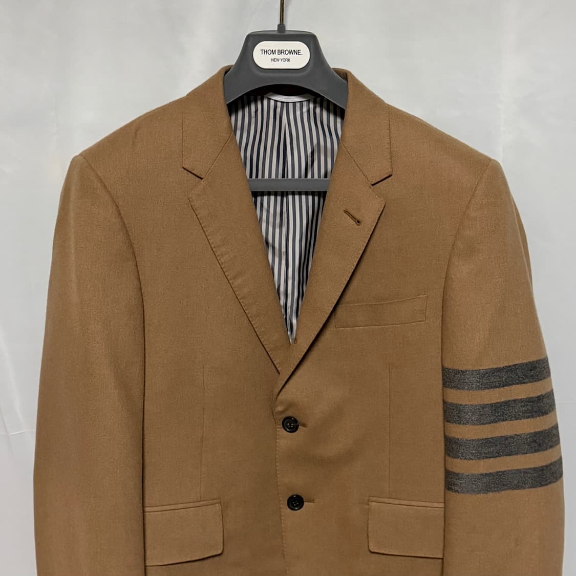 [S+급/1] 톰브라운 사선완장 울 트윌 클래식 수트 정장 베이지 상품이미지3
