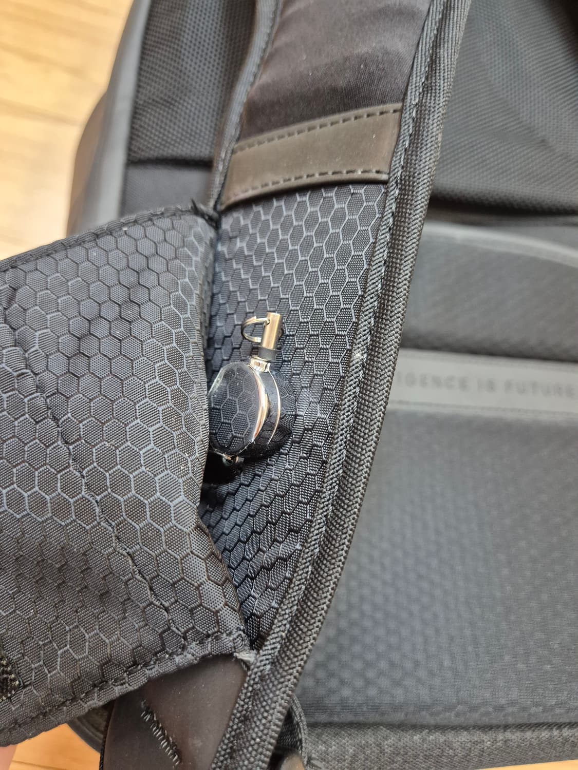 코린 블랙 백팩입니다. 무난한 디자인이라 어느 옷에나 잘 어울립니다. 가 상품이미지4