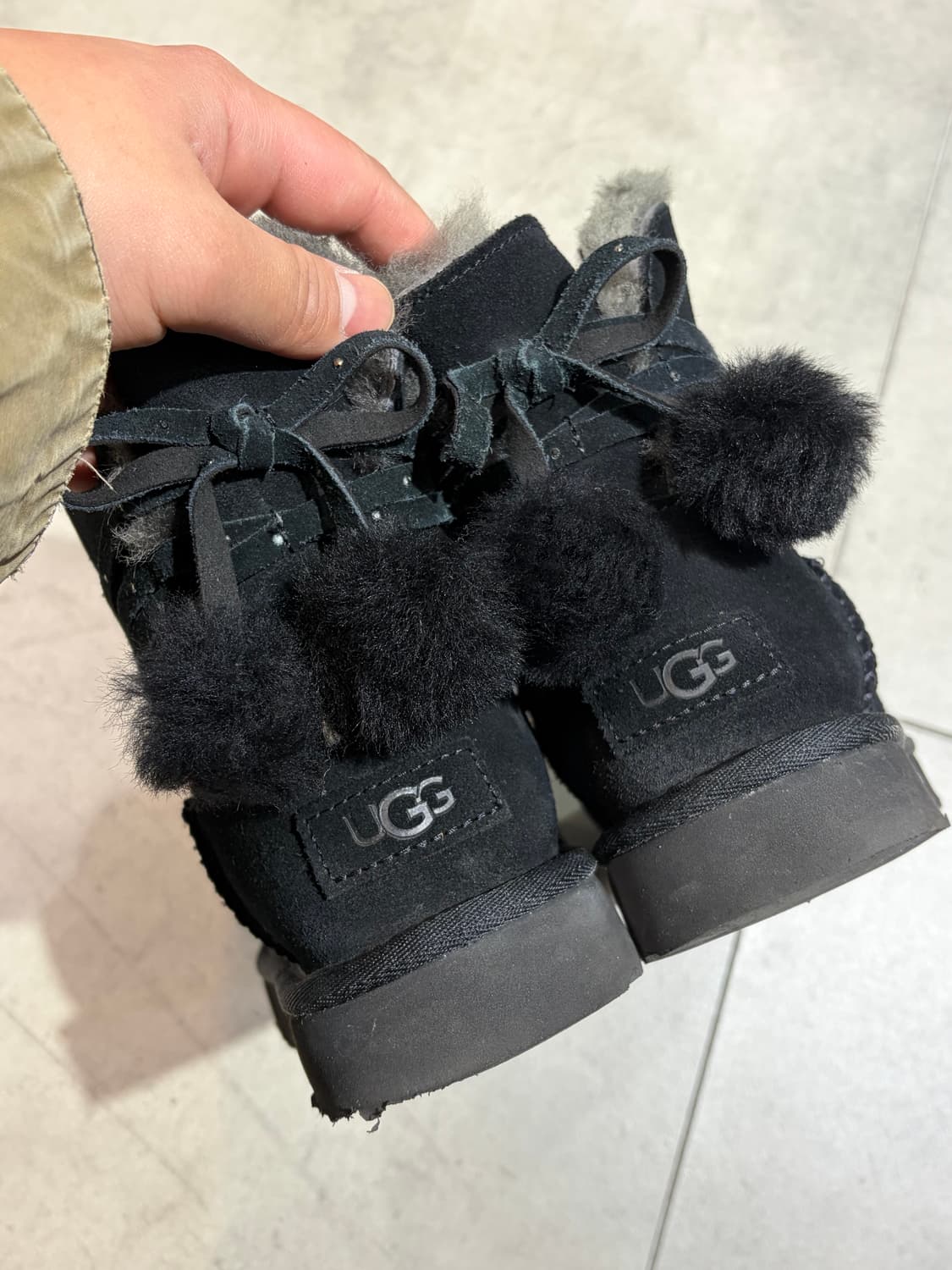 Ugg 리본 폼폼이 블랙 부츠 상품이미지4