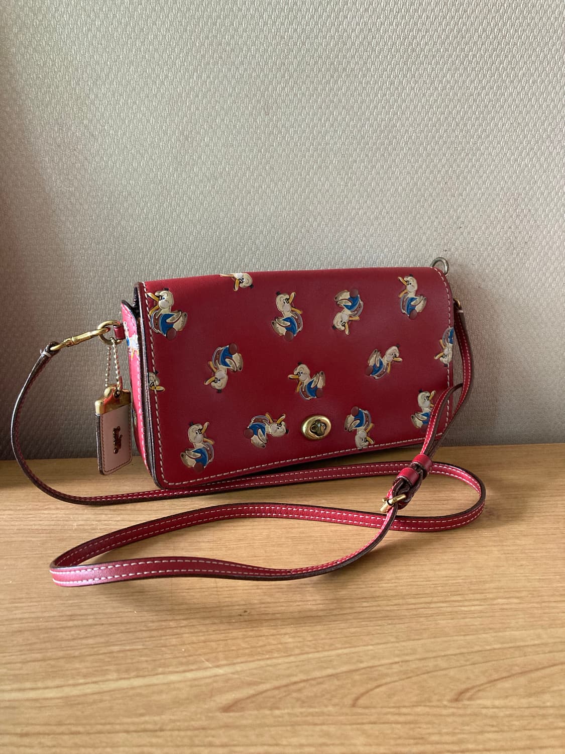 코치 도날드덕 레드 크로스백 상품이미지2