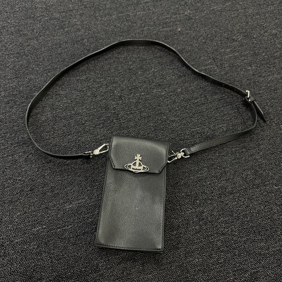 비비안웨스트우드 로고 크로스폰백 상품이미지1