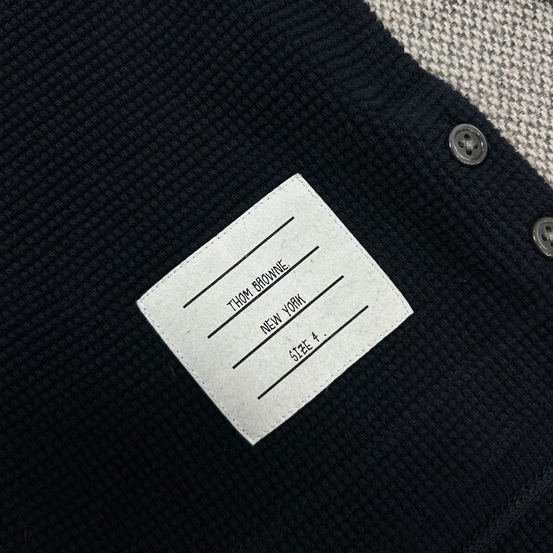 톰브라운 네이비 터틀넥 와플 니트(4) 상품이미지3
